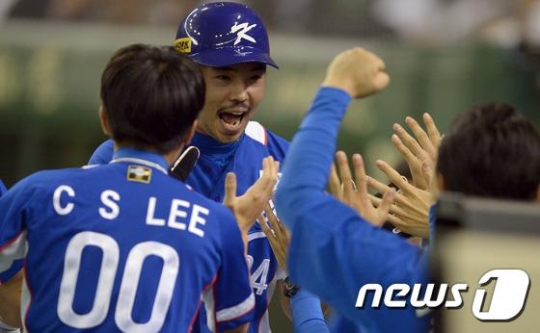 '도쿄대첩'의 기폭제 역할을 한 오재원(가운데). /사진=뉴스1