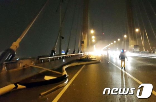 3일 저녁 18시 12분께 경기도 평택을 지나는 서해대교 하행선 2번 주탑에 연결된 와이어에 낙뢰로 추정되는 화재가 발생, 와이어가 끊어져 있다. 이번 화재로 화재를 진압하던 소방관 1명이 순직하고 2명이 부상을 입었다./사진=뉴스1
