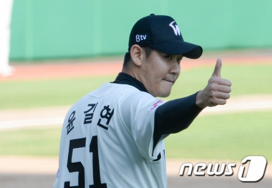 윤길현(32)과 FA 계약을 체결한 롯데는 이제 SK에게 보상선수 명단을 건네줘야 한다. /사진=뉴스1