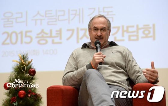 울리 슈틸리케 축구 국가대표팀 감독이 8일 오후 서울 종로구 아산정책연구원에서 열린 2015 송년 기자단 간담회에서 질의에 답하고 있다. /사진=뉴스1