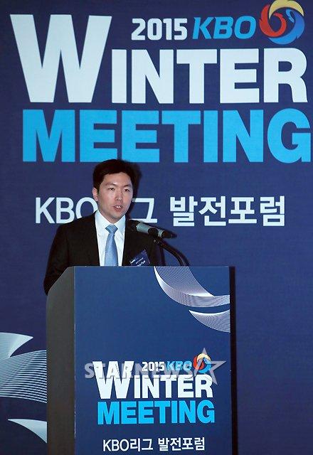 MLB 수석부사장 크리스 박이 9일 오전 서울 서초구 양재동 더케이호텔에서 열린 '2015 KBO WINTER MEETING 리그 발전포럼'에서 'MLB의 성장전략과 리그 비전'에 대해 발표하고 있다. /사진=스타뉴스 김창현 기자