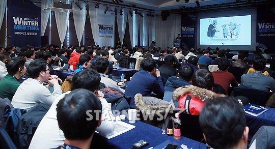 MLB 수석부사장 크리스 박이 9일 오전 서울 서초구 양재동 더케이호텔에서 열린 '2015 KBO WINTER MEETING 리그 발전포럼'에서 'MLB의 성장전략과 리그 비전'에 대해 발표하고 있다. /사진=스타뉴스 김창현 기자