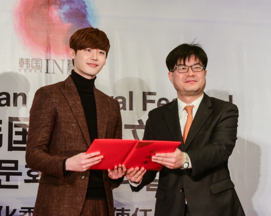 배우 이종석이 8일 중국 충칭시 양광세기쇼핑몰에서 열린 한국문화페스티벌 홍보대사 임명식에서 김기헌 한국콘텐츠진흥원 중국사무소장과 기념촬영을 하고 있다. /사진제공=한국콘텐츠진흥원