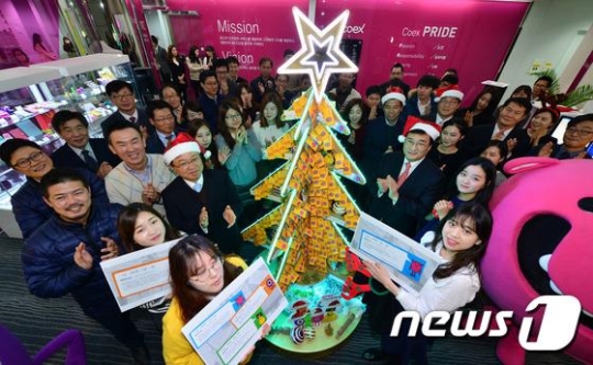 코엑스 변보경 사장과 임직원들이 3일 서울 강남구 코엑스에서 칭찬 카드로 만든 트리 점등식을 하고 있다./사진=뉴스1
