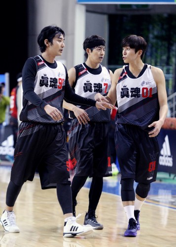 이상윤(가운데)은 연예인 농구단 진혼의 주 득점원이다. 진혼의 3각편대 여욱환(왼쪽)과 신성록(오른쪽)과 함께./사진=한스타
