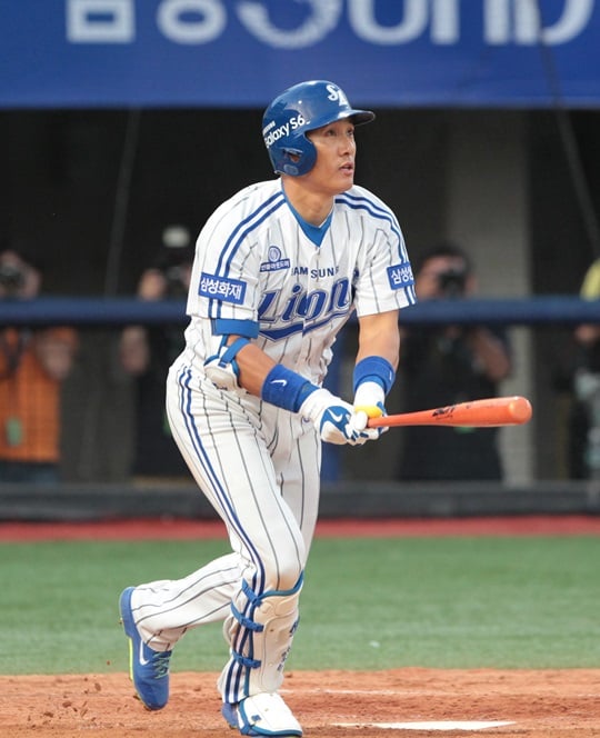 KBO 리그 400호 홈런을 달성한 이승엽. 사진은 당시 타격 후 타구를 응시하는 모습. /사진=삼성 라이온즈 제공