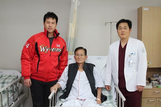 SK와 바로병원이 무료 인공관절 수술을 받을 신청자를 모집한다. /사진=SK 와이번스 제공