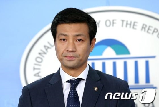 새누리당 문대성 의원이 22일 오후 서울 여의도 국회 정론관에서 20대 총선 불출마 선언을 하고 있다./사진=뉴스1