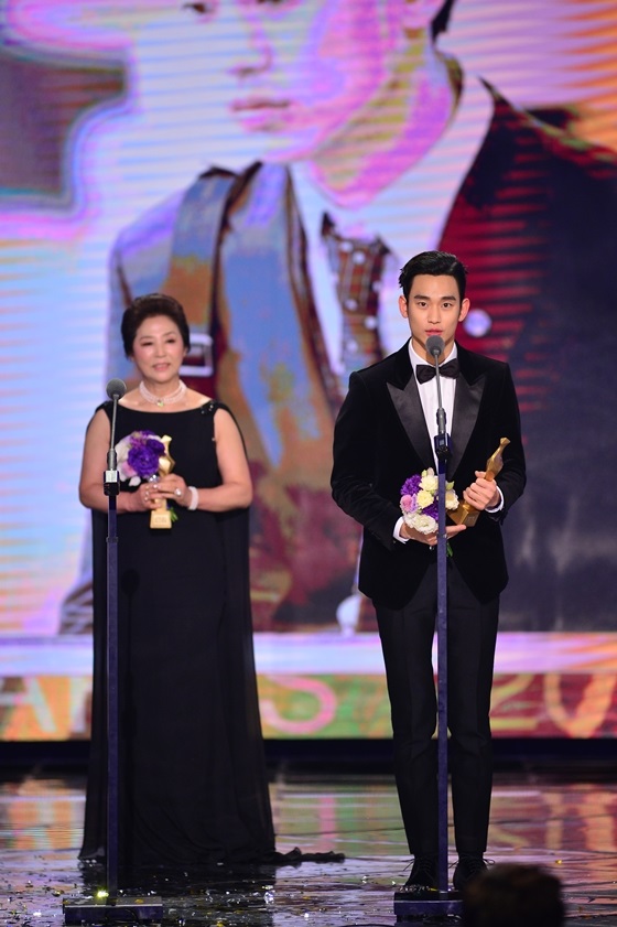 지난 31일 열린 2015 KBS 연기대상 시상식에서 공동 대상을 수상한 고두심(왼쪽)과 김수현