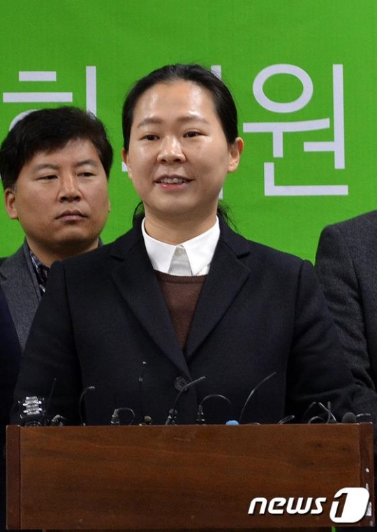 권은희 의원(광주 광산을)이 11일 오전 광주시의회에서 기자회견을 열고 안철수 신당인 '국민의당' 입당한 이유를 밝히고 있다./사진=뉴스1