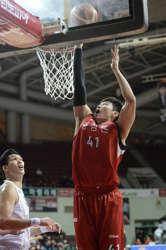 KCC의 높이에 맞서 위력을 선보인 오세근. /사진=KBL 제공