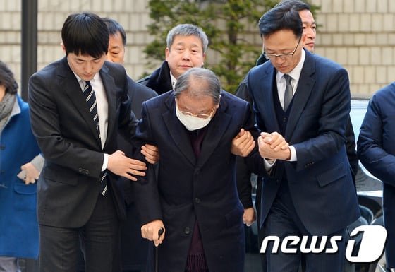 조석래 효성그룹 회장이 15일 선고공판을 받기 위해 서울 서초구 서울중앙지법에 들어서고 있다. /사진=뉴스1