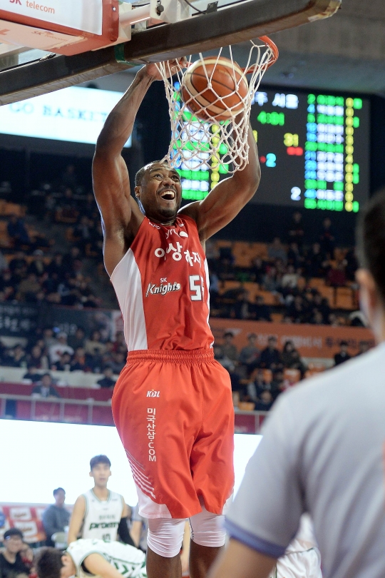 데이비드 사이먼이 덩크를 터트리고 있다. /사진=KBL 제공