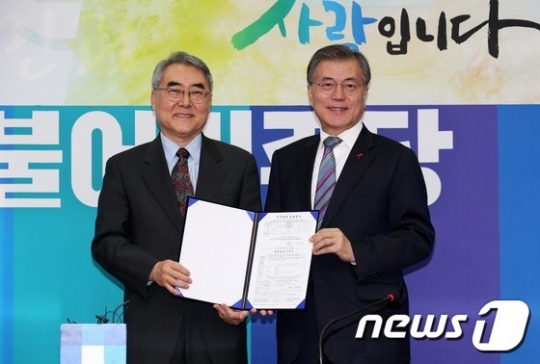 더불어민주당이 22일 양봉민 서울대학교 보건학과 교수(왼쪽)를 영입했다. /사진=뉴스1