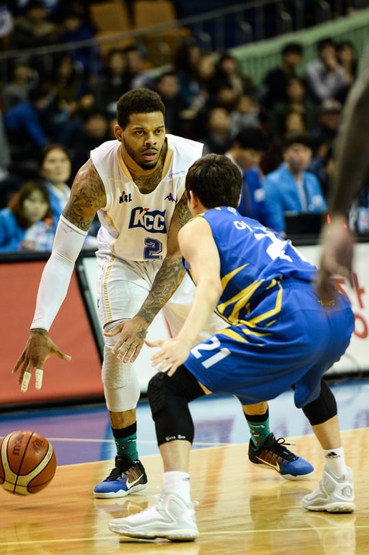 KCC의 대역전극을 이끈 안드레 에밋(왼쪽). /사진=KBL 제공