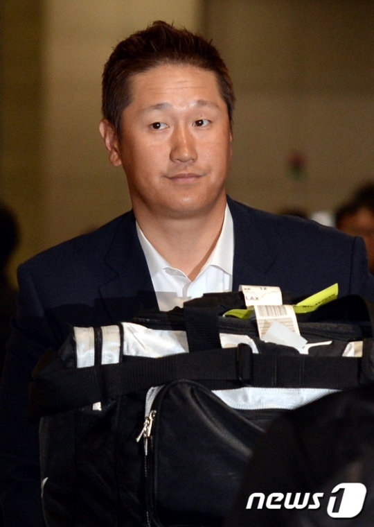시애틀과 계약을 맺고 5일 오전 인천국제공항을 통해 귀국한 이대호. /사진=뉴스1
