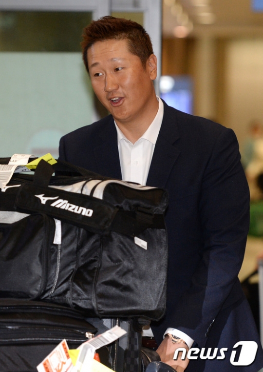 5일 오전 인천국제공항을 통해 귀국한 이대호. /사진=뉴스1