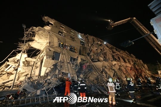 대만 남부에 규모 6.4의 지진이 발생해 건물 등이 무너졌다./AFPBBNews=뉴스1