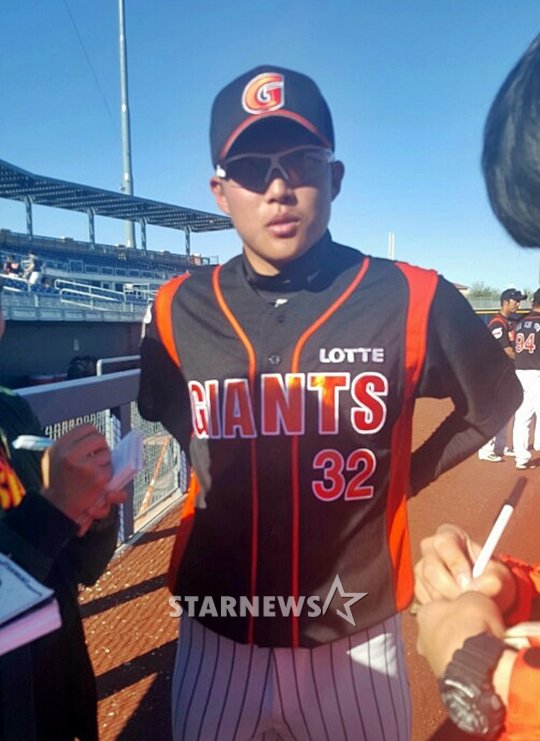 경기 후 인터뷰에 임하고 있는 박세웅. /사진=김우종 기자
