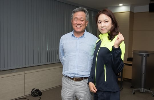 배우 박지아(오른쪽)과 양승호 감독. /사진=한스타 제공