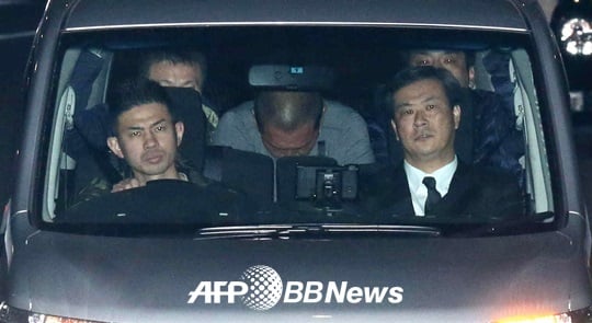 지난 2일 일본 도쿄도 미나토 구에 위치한 자택에서 각성제 소지법 위반 혐의로 경찰에 체포된 기요하라 가즈히로(가운데). /AFPBBNews=뉴스1