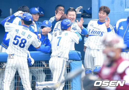연이틀 대포를 쏘아 올린 김상수가 동료들과 하이파이브를 나누고 있다. /사진=OSEN