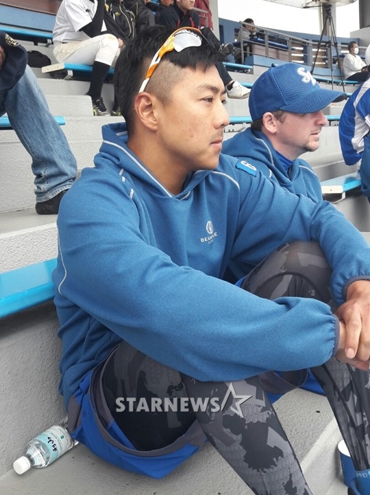 등판을 마친 후 동료들의 경기를 지켜보고 있는 이케빈. /사진=김동영 기자