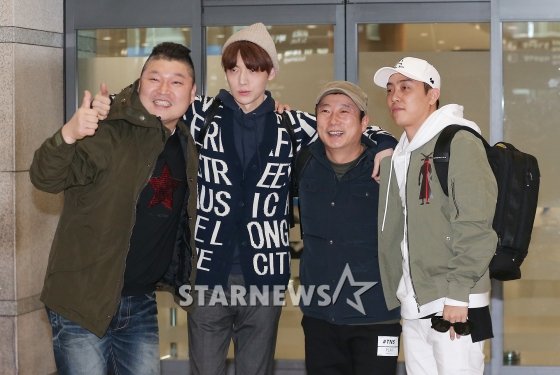 '신서유기2'의 강호동, 안재현, 이수근, 은지원이 지난 22일 인천국제공항을 통해 귀국, 취재진 앞에서 포즈를 취하고 있다. /사진=김휘선 인턴기자