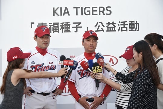 현지 미디어 인터뷰에 나선 정회열 퓨처스 감독과 곽정철. /사진=KIA 타이거즈 제공