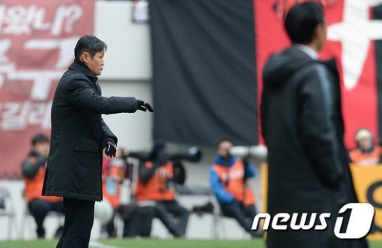 1일 오후 서울월드컵경기장에서 열린 아시아축구연맹(AFC) 챔피언스리그 F조 조별예선 2차전 FC서울과 산프레체 히로시마의 경기에서 서울 최용수 감독이 작전지시를 하고 있다. /사진=뉴스1