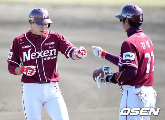 3안타 3타점을 기록하며 팀 승리를 이끈 넥센의 김하성(왼쪽). /사진=OSEN