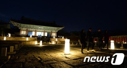 고궁 야간개장 첫날인 1일 서울 관람객들이 창경궁을 둘러보고 있다./사진=뉴스1
