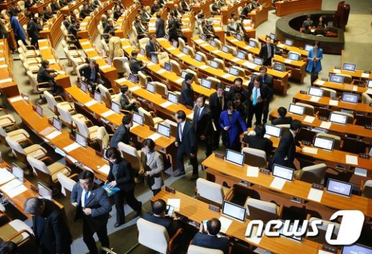 2일 밤 국회에서 열린 본회의에서 여당의 테러방지법 수정안(주호영 의원안)이 상정되자 야당 의원들이 표결을 거부한 채 본회의장을 빠져 나가고 있다./사진=뉴스1