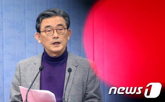 이한구 새누리당 공천관리위원장이 11일 오후 서울 여의도 당사에서 3차 공천심사 결과를 발표하고 있다./사진=뉴스1