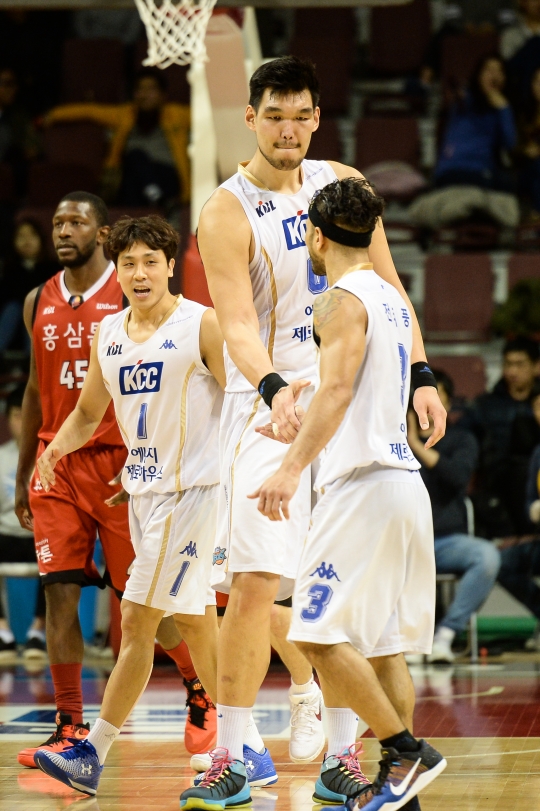 하승진이 골밑에서 좋은 활약을 펼쳤다. /사진=KBL 제공