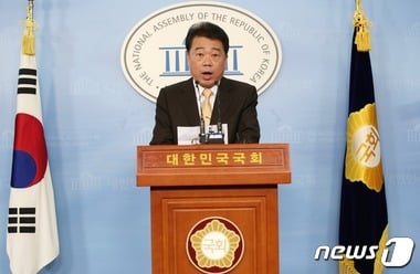 김성수 더불어민주당 대변인이 14일 서울 여의도 국회 정론관에서 5차 공천심사 결과를 발표하고 있다./사진=뉴스1