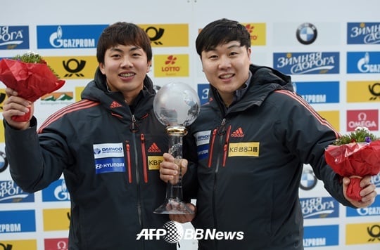 코카-콜라 체육대상 최우수선수상을 수상한 서영우와 원윤종. /AFPBBNews=뉴스1