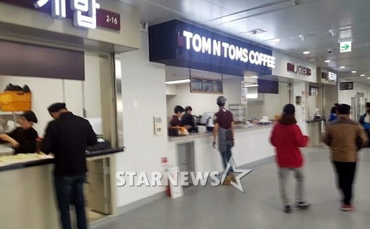 고척돔 내야 2층에 위치한 음식점들. /사진=김우종 기자