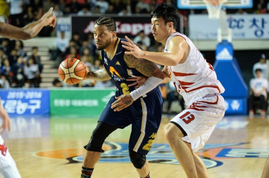 김동욱(오른쪽)이 안드레 에밋을 수비하고 있다. /사진=KBL 제공