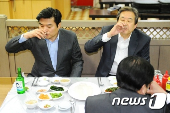 김무성 새누리당 대표와 원유철 원내대표가 24일 오후 부산 중구 자갈치시장의 한 횟집에서 회동을 갖고 대화를 나누고 있다. /사진=뉴스1