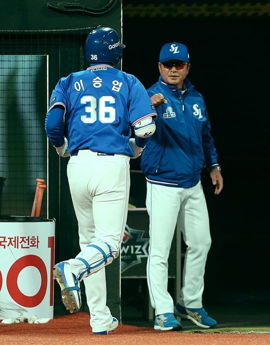 이승엽과 하이파이브를 나누는 삼성 라이온즈 류중일 감독. /사진=삼성 라이온즈 제공