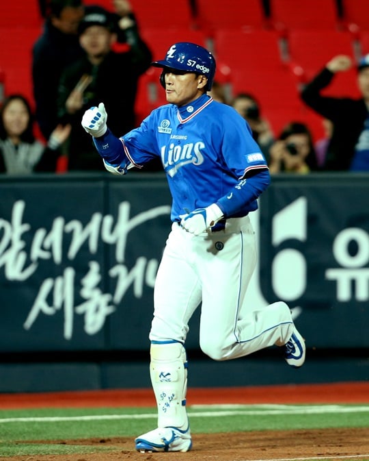 결승 투런포를 터뜨린 이승엽. /사진=삼성 라이온즈 제공