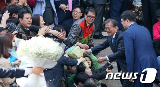문재인 더불어민주당 전 대표가 8일 광주 충장로 거리에서 시민들과 악수를 나누고 있다. /사진= 뉴스1