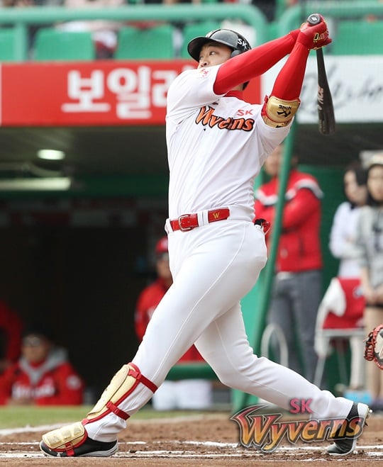 9회말 동점 적시타를 터뜨린 정의윤. /사진=SK 와이번스 제공