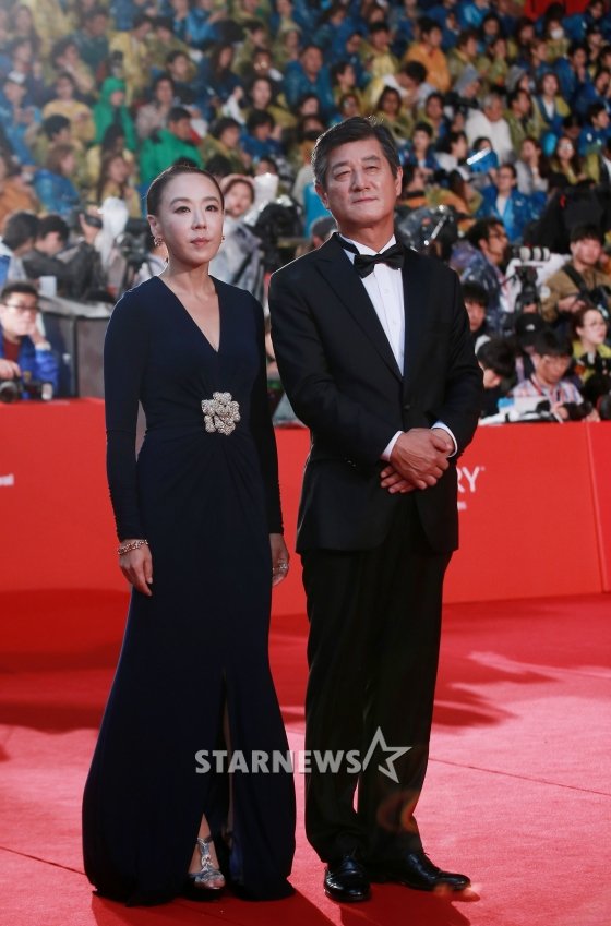 강수연, 이용관 당시 BIFF 집행위원장이 2015년 10월 1일 오후 부산 해운대구 우동 영화의 전당에서 열린 제20회 부산국제영화제(BIFF) 개막식 레드카펫에서 포즈를 취하고 있다.
/ 사진=스타뉴스