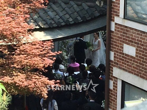 29일 진행된 배우 김정은 결혼식 모습 /사진= 윤상근