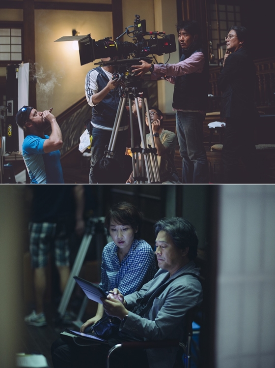 '아가씨' 박찬욱 감독과 함께하고 있는 정정훈 촬영감독(사진 위)와 류성희 미술감독(사진 아래) / 사진='아가씨' 현장 스틸