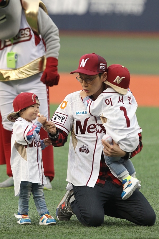 이휘재와 쌍둥이 아들 이서언, 이서준. /사진=넥센 히어로즈 제공