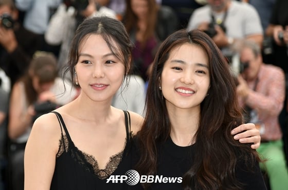 칸 공식 포토콜에 임하고 있는 '아가씨'의 김민희와 김태리 /AFPBBNews=뉴스1