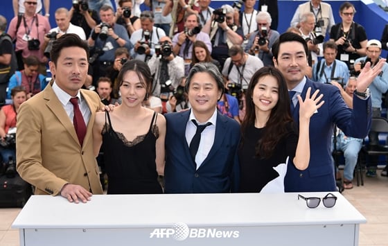 칸 공식 포토콜에 나선 '아가씨'의 하정우, 김민희, 박찬욱 감독, 김태리, 조진웅 /AFPBBNews=뉴스1
